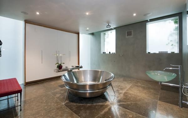 21-23 Upper Cheyne Row, SW3 Phòng tắm này gây ấn tượng mạnh bởi thiết kế đơn giản nhưng khá lạ mắt. Một chiếc bồn tắm bằng kin loại, chậu rửa tay bằng chất liệu thủy tinh khiến nó trở nên giản dị quá mức.